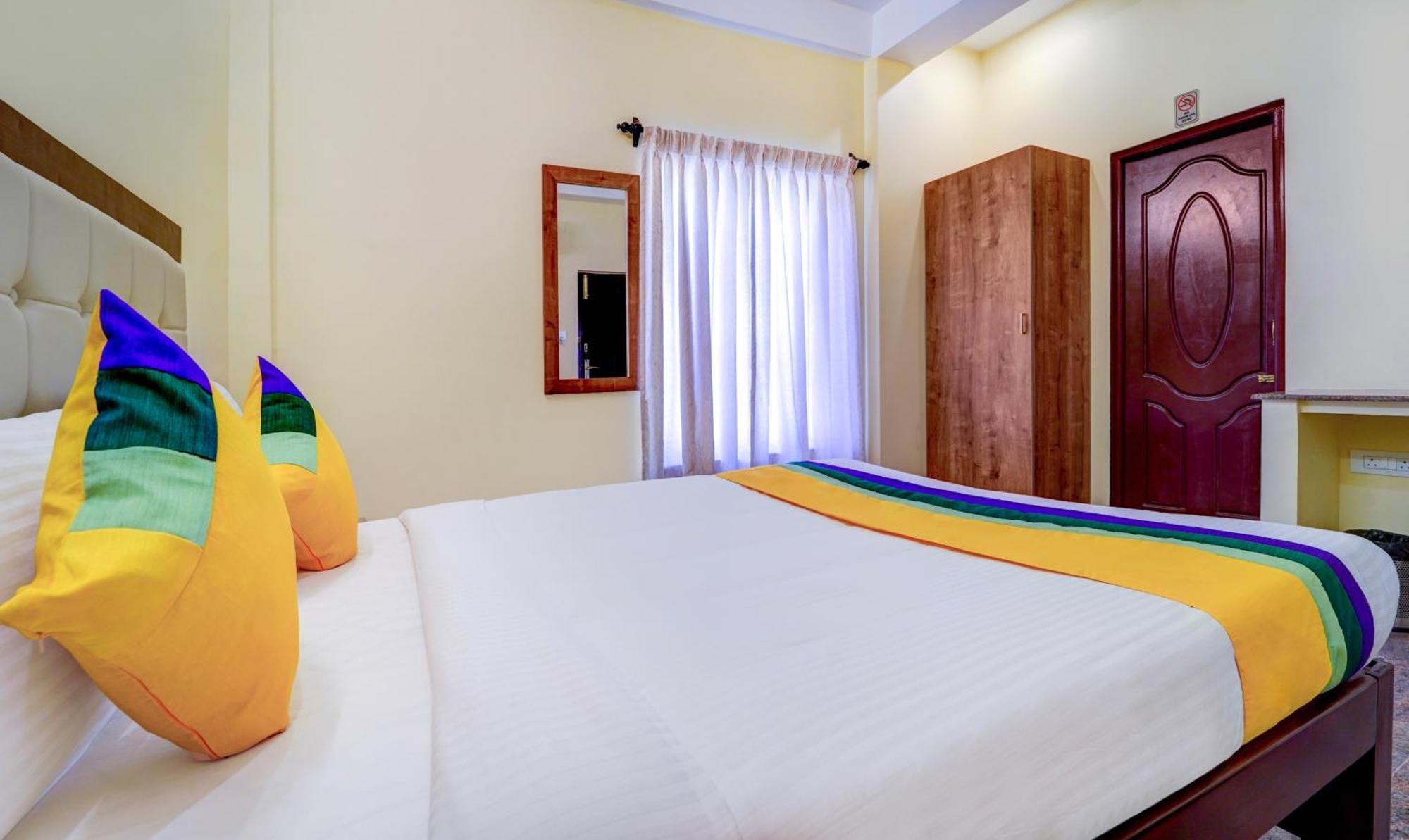 Treebo Trip Prakasam Residency Pondicherry Bagian luar foto