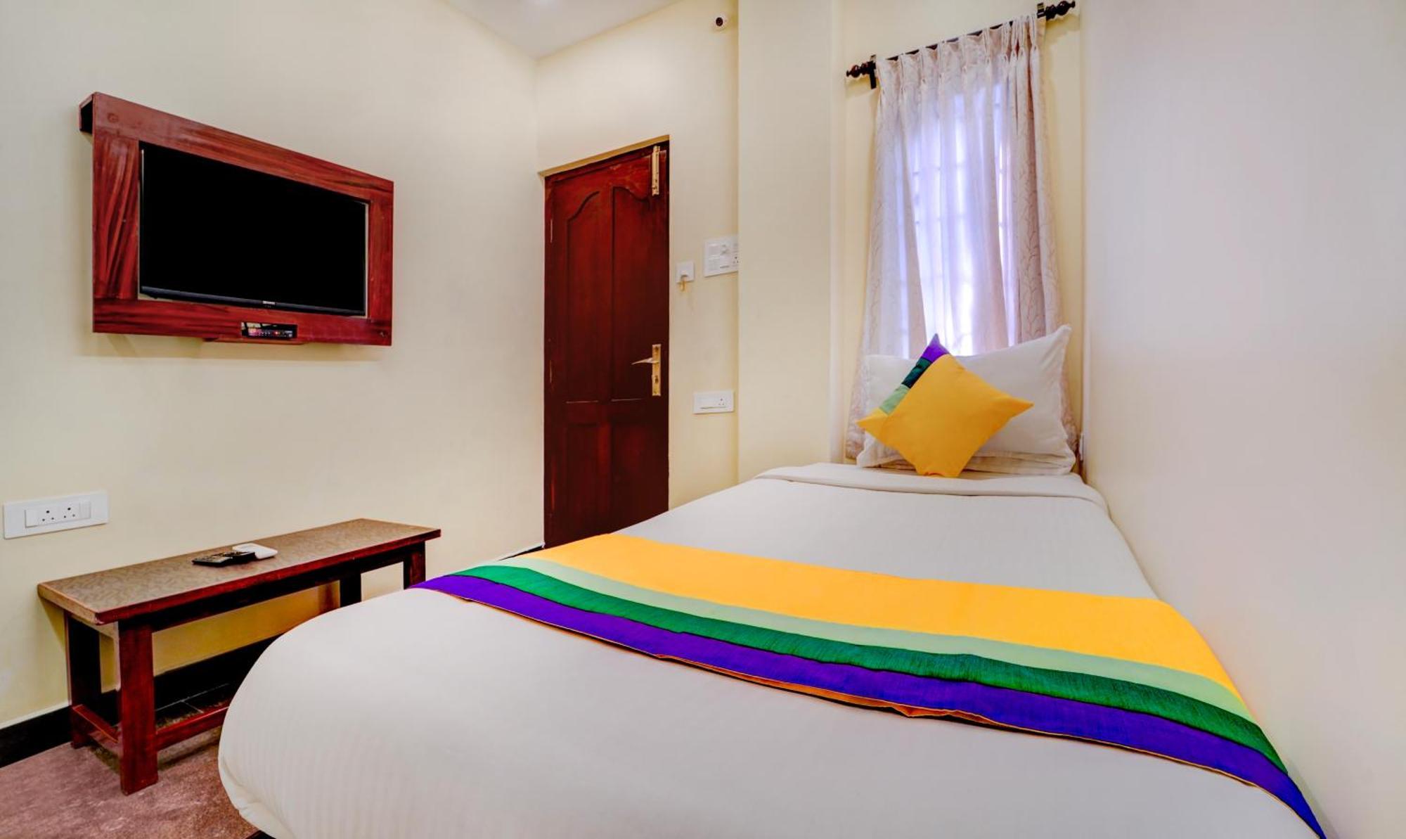 Treebo Trip Prakasam Residency Pondicherry Bagian luar foto
